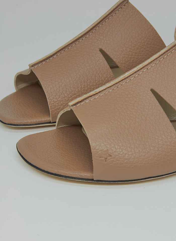 FLAT LEATHER SANDALS WITH ANKLE STRAP