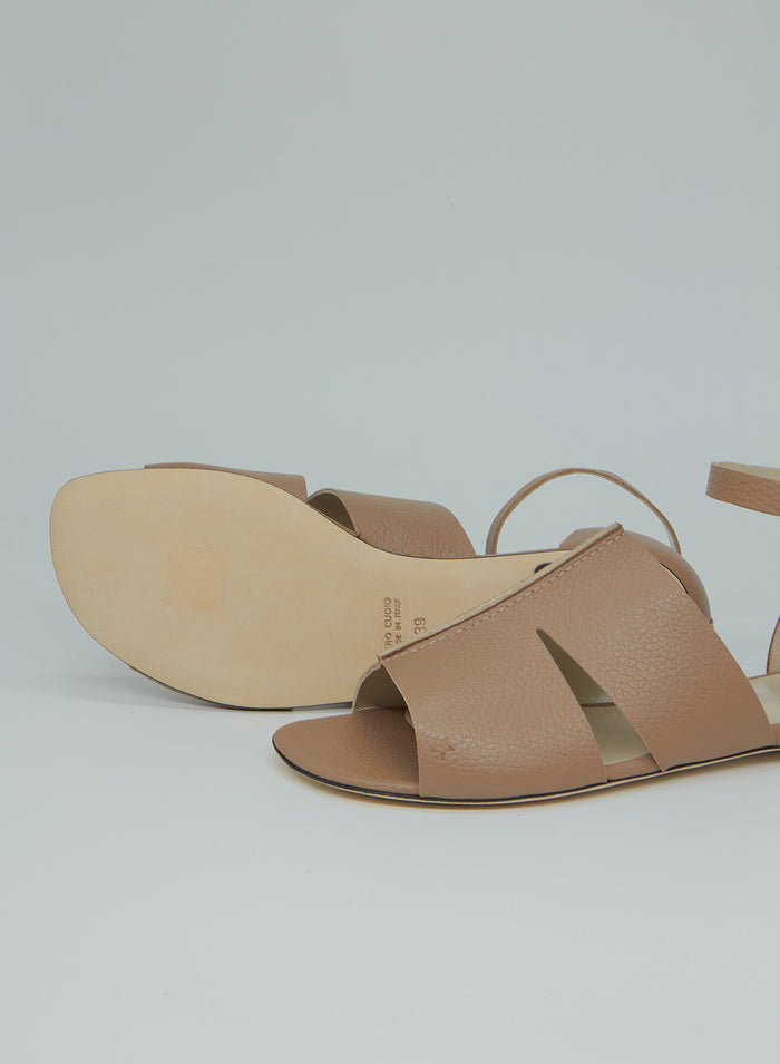 FLAT LEATHER SANDALS WITH ANKLE STRAP
