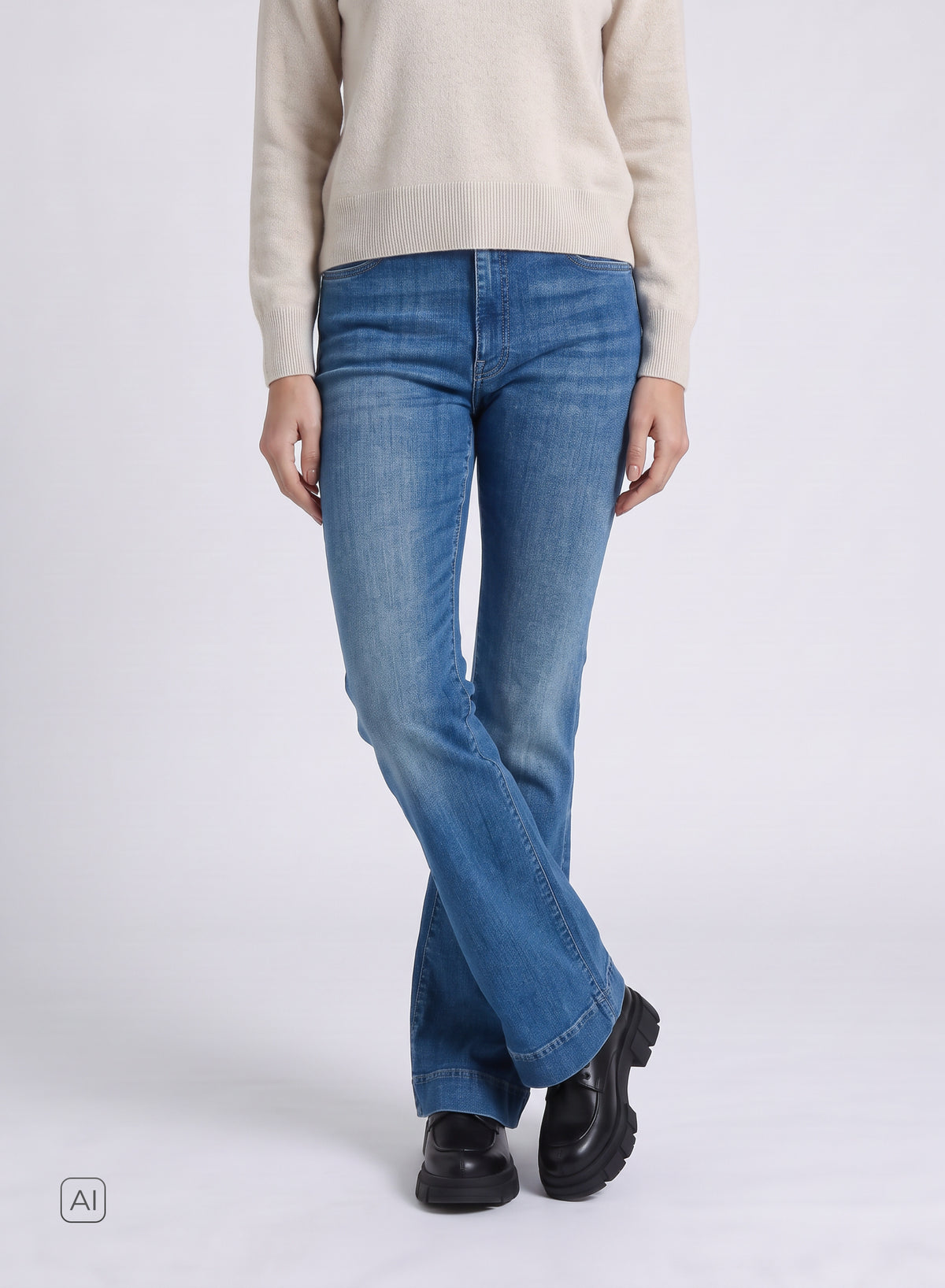 JEANS A VITA MEDIA CON GAMBA FLARE