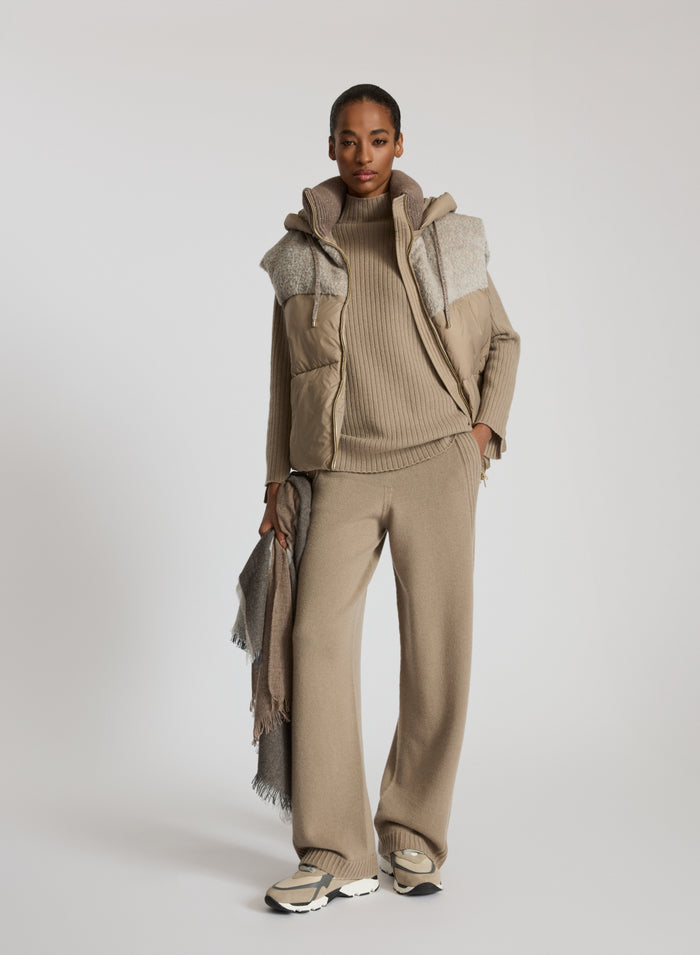 SLEEVELESS PUFFER JACKET WITH TEDDY INSERT