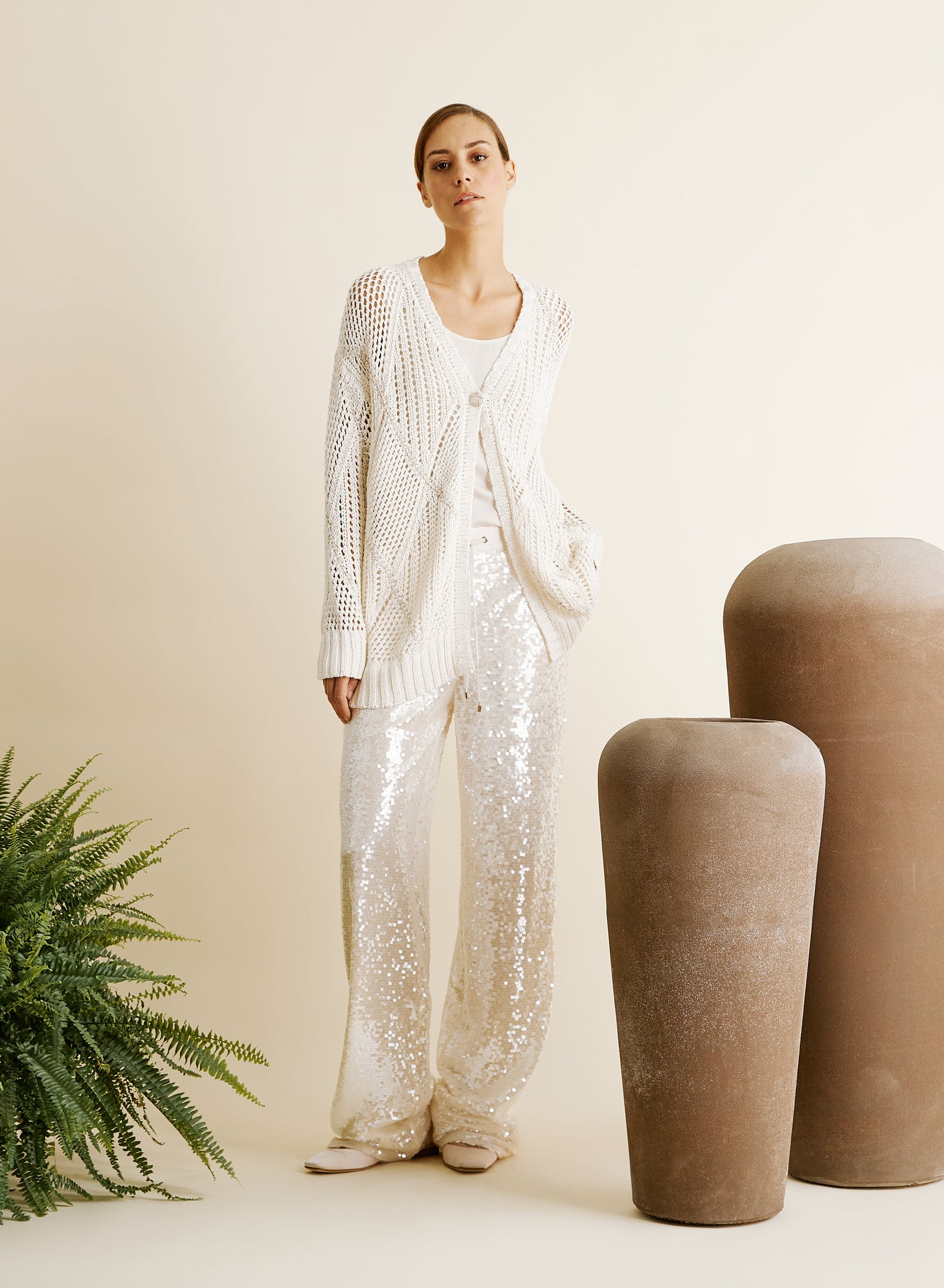 PANTALONI IN RETE E MICROPAILLETTES