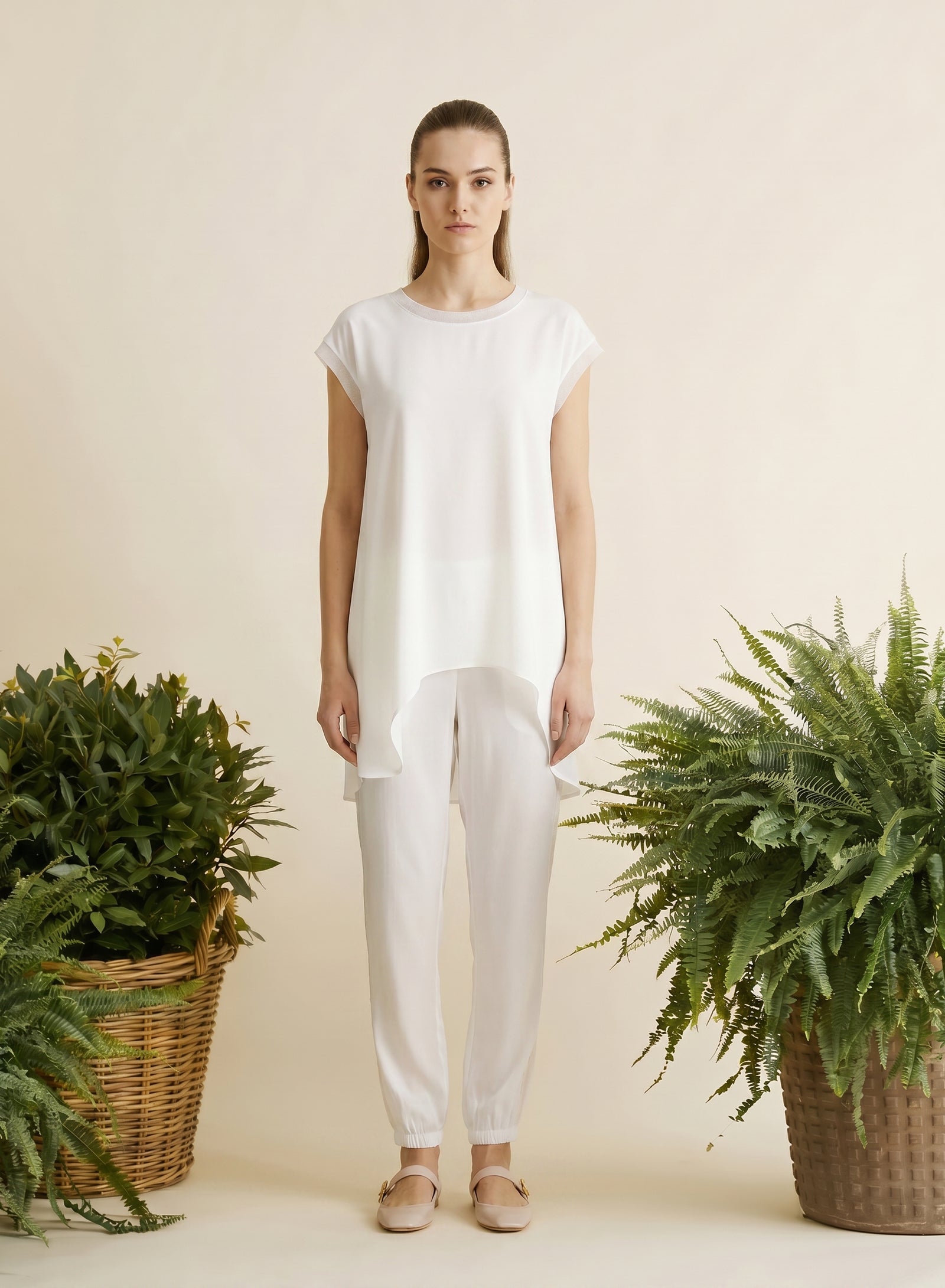 T-SHIRT ASIMMETRICA IN RASO LUCIDO