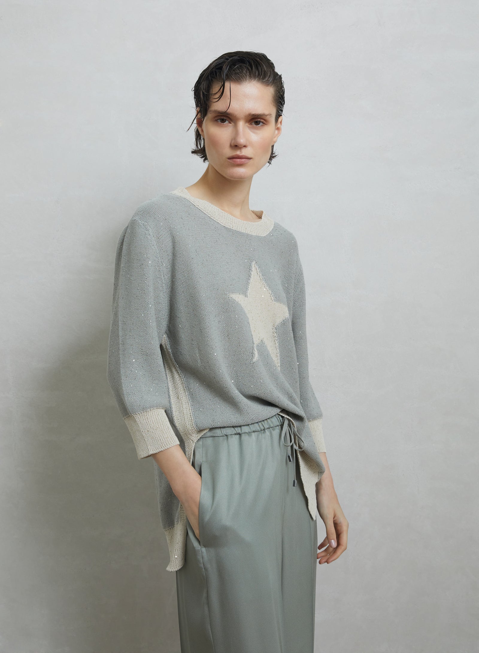 MAGLIA IN COTONE MORBIDO CON INSERTO PAILLETTES E INTARSIO A STELLA