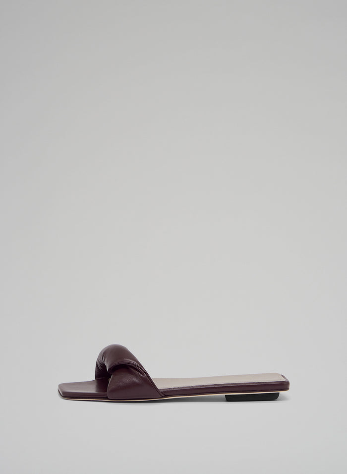 LEATHER FLAT SANDALS