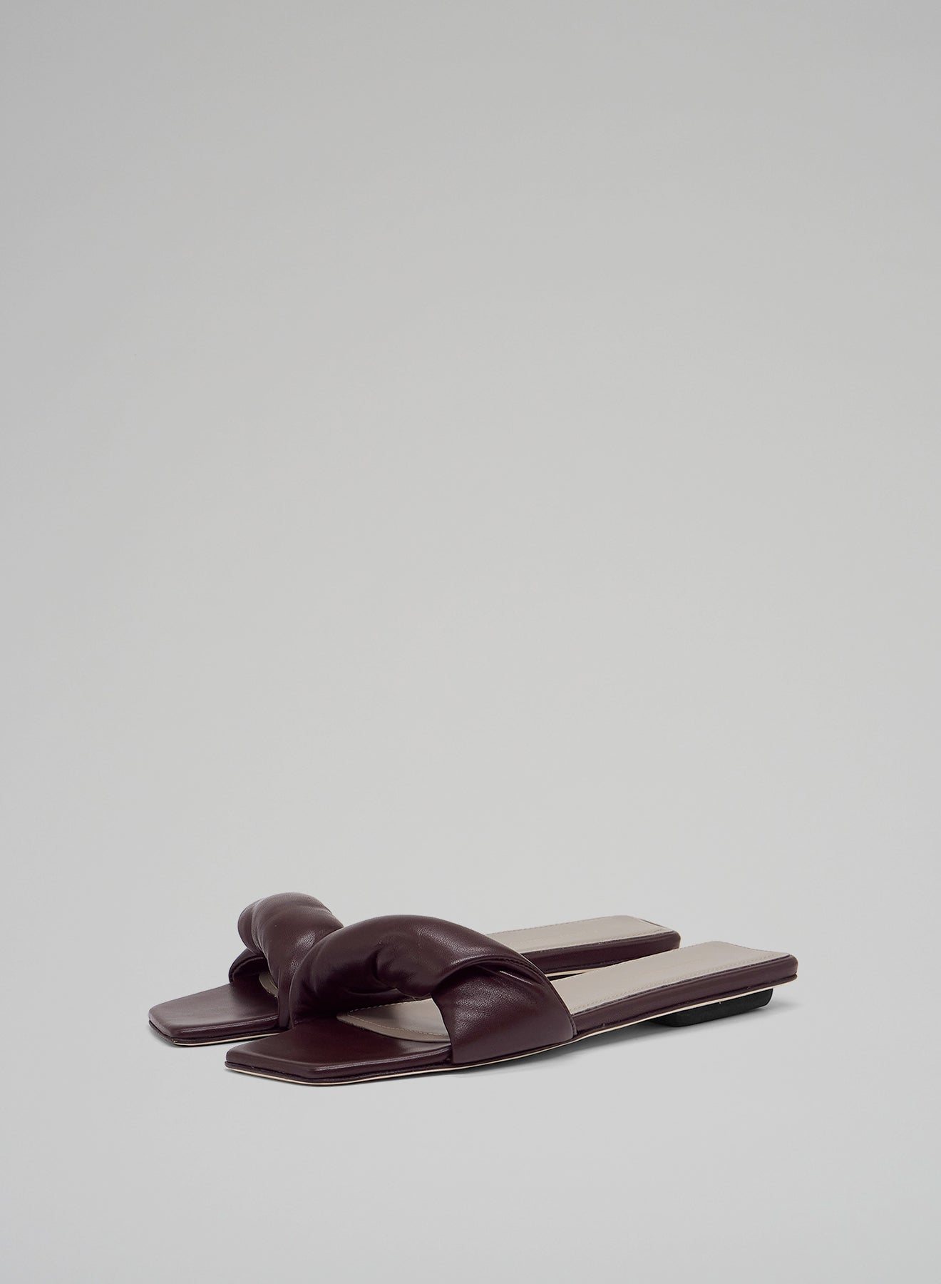 LEATHER FLAT SANDALS