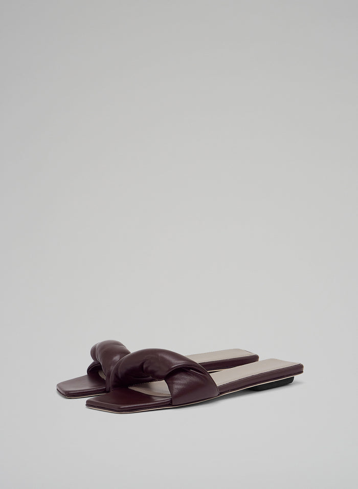 LEATHER FLAT SANDALS