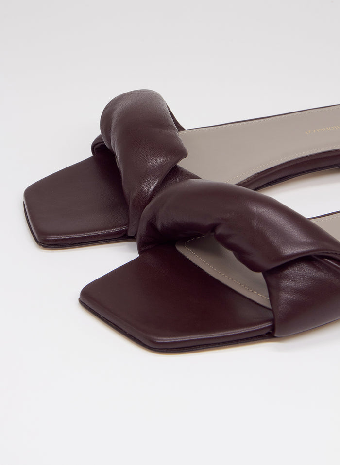 LEATHER FLAT SANDALS